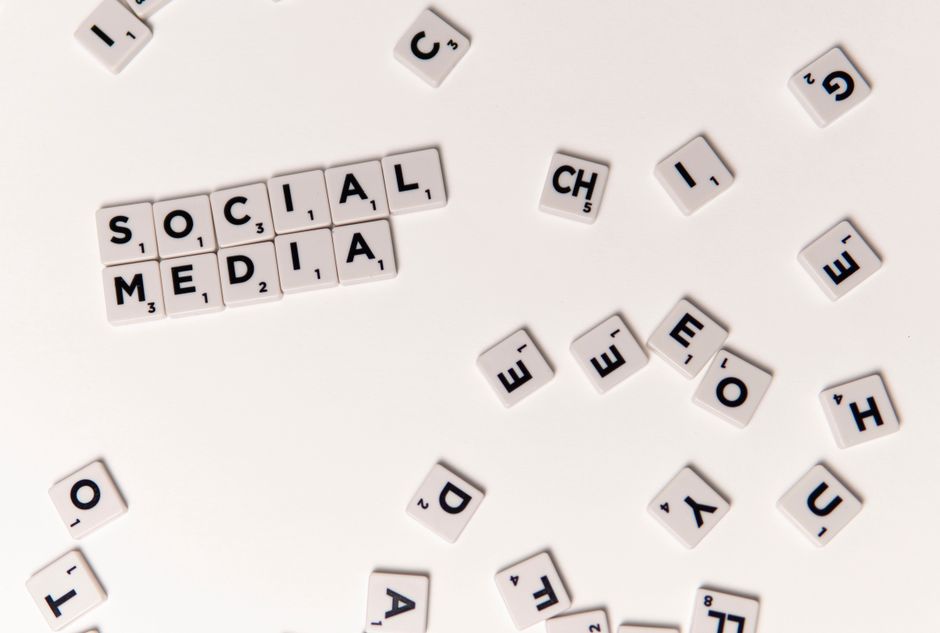 Regolamentazione europea sui social media per i minori: la proposta della Commissione per contrastare la dipendenza digitale