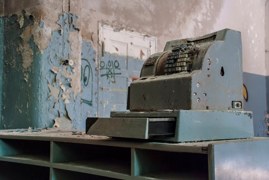 Vecchia cassa abbandonata in un ambiente decadente, simbolo di un tempo passato e difficoltà burocratiche per il congedo parentale fino a 14 anni.