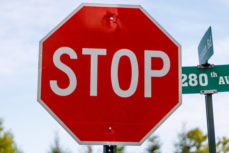 Segnale di stop rosso e bianco, scuole chiuse per allerta meteo il 17 febbraio, comuni interessati e aggiornamenti sulla situazione.