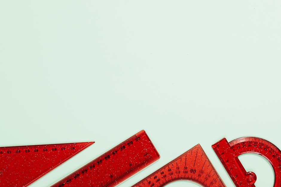 Strumenti geometrici rossi per apprendimento matematica innovativo, goniometro, righello e squadra per nuove dimensioni didattiche