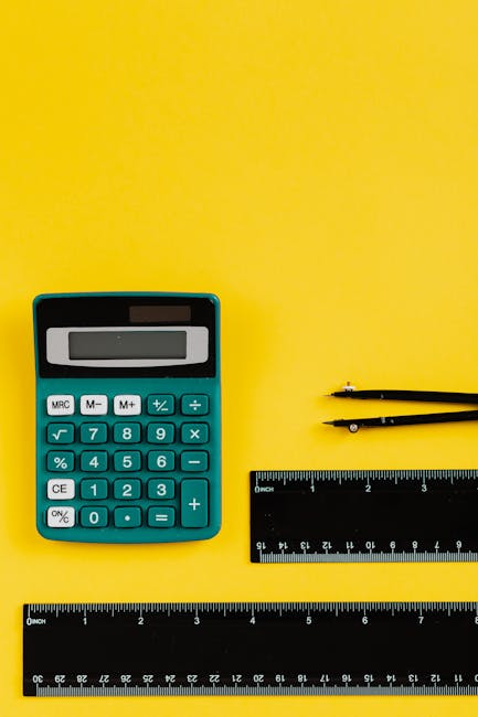 Strumenti per il Censimento Aule Digitali PNRR Calcolatrice, righelli e compasso su sfondo giallo, strumenti per il censimento e collaudo aule digitali PNRR docenti.