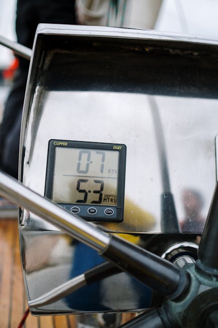 Display digitale che mostra la velocità in nodi e la profondità in metri, essenziale per la navigazione marittima.