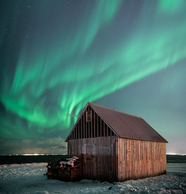 Aurora boreale sopra una casetta di legno innevata, metafora della perdita di innocenza e della durezza della realtà per i giovani.