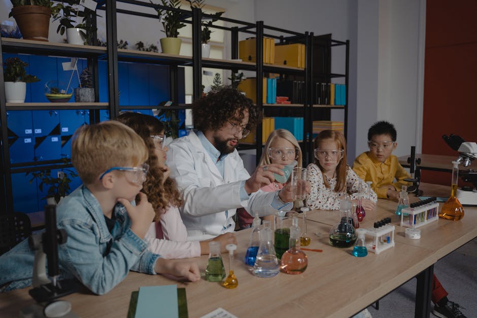 Lezione di scienze interattiva con bambini in periferia: un insegnante mostra esperimenti pratici per coinvolgere e motivare gli studenti