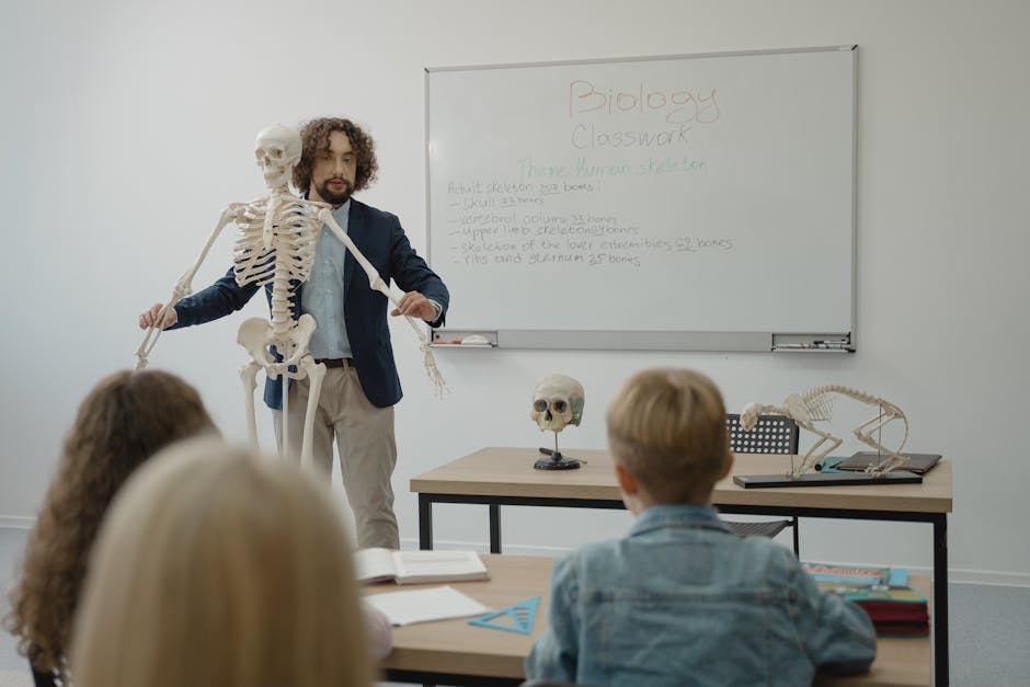 Lezione di biologia con scheletro umano: immagine didattica in classe con studenti e insegnante che spiega anatomia.