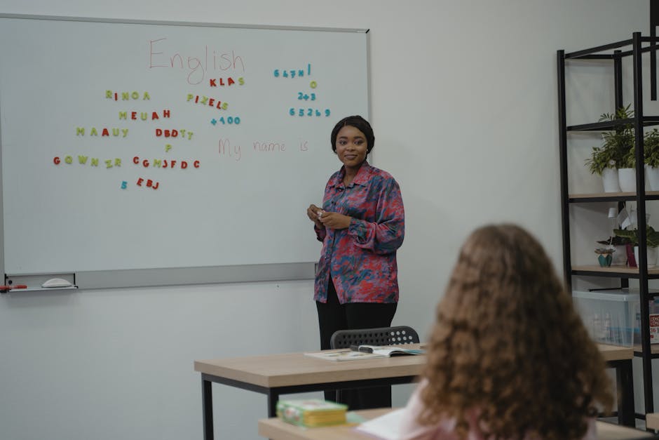 Docente spiega inglese in classe: focus su formazione e aggiornamento professionale per insegnanti, delibere post candidatura.