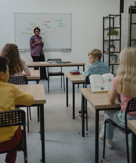 Insegnante in classe con studenti, opportunità di supplenza per Scienze della Formazione Primaria e inserimento nelle GPS, ambiente scolastico inclusivo.