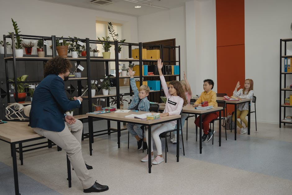 Iniziativa Treno del Ricordo a Latina: studenti partecipano attivamente in classe, rispondendo alle domande del docente durante la lezione sulle foibe.