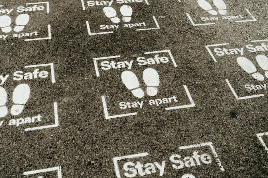 Segnali distanziamento sociale a terra con scritte Stay Safe e Stay Apart per la tutela dei minori online e offline.