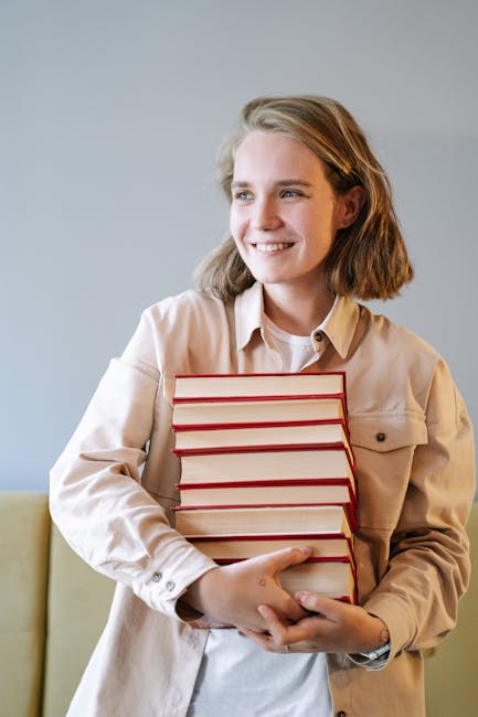 Studentessa sorridente con pila di libri, simbolo dell'apprendimento personalizzato con Pei Assistant e intelligenza artificiale.