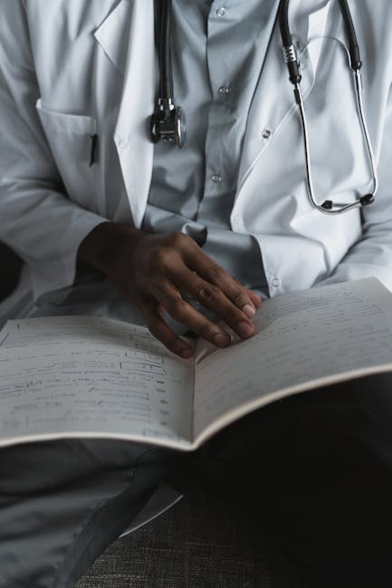 Medico con stetoscopio che studia appunti, metafora preparazione esami terza media 2025 e importanza pianificazione studio efficace