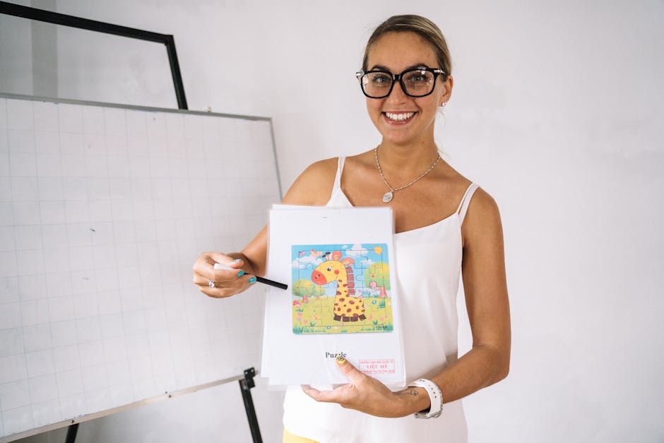 Stefania Auci, insegnante appassionata, mostra un puzzle di una giraffa durante una lezione, incarnando la sua dedizione all'insegnamento.