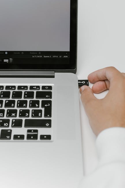 Safety Tutor: Chiave USB inserita nel laptop per una guida sicura e responsabile, promuovendo la sicurezza stradale e la prevenzione incidenti.