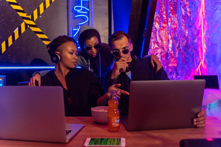 Studenti che collaborano su un laptop, discutendo di sicurezza dei dati e privacy nell'AI scolastica, ambiente illuminato al neon.