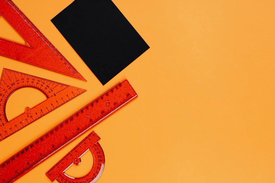 Strumenti di misurazione arancioni su sfondo giallo per la preparazione del curriculum vitae e la ricerca di lavoro