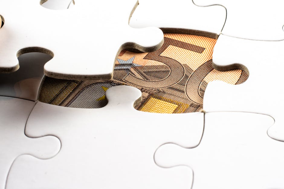 Bonus Mamme 2025: dettaglio di un puzzle con un pezzo mancante che rivela una banconota da 50 euro, simbolo di soluzione economica.