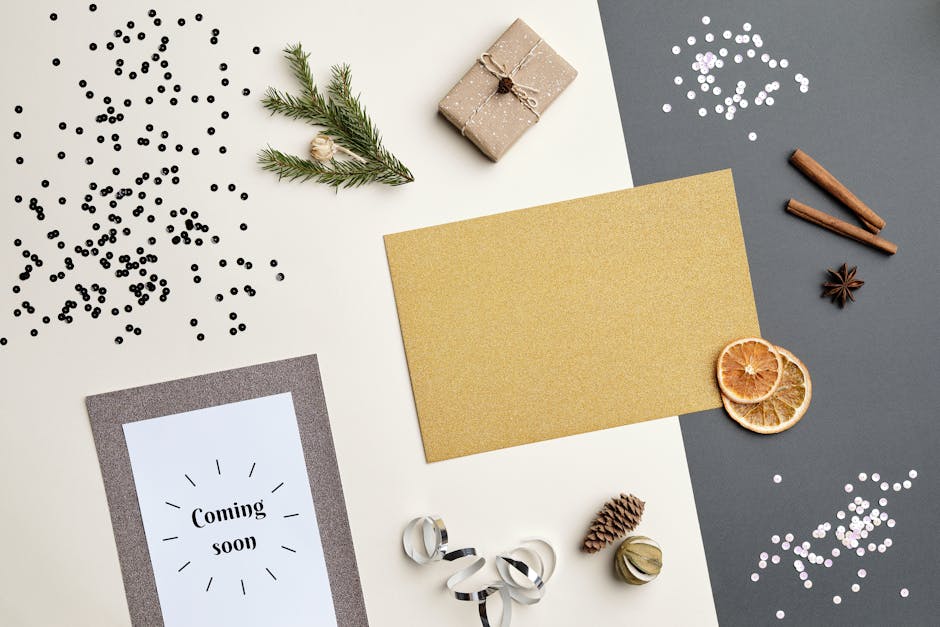 Decorazioni festive e scritta Coming Soon, metafora per l'attesa del decreto Carta Docente e i suoi possibili 400 euro.