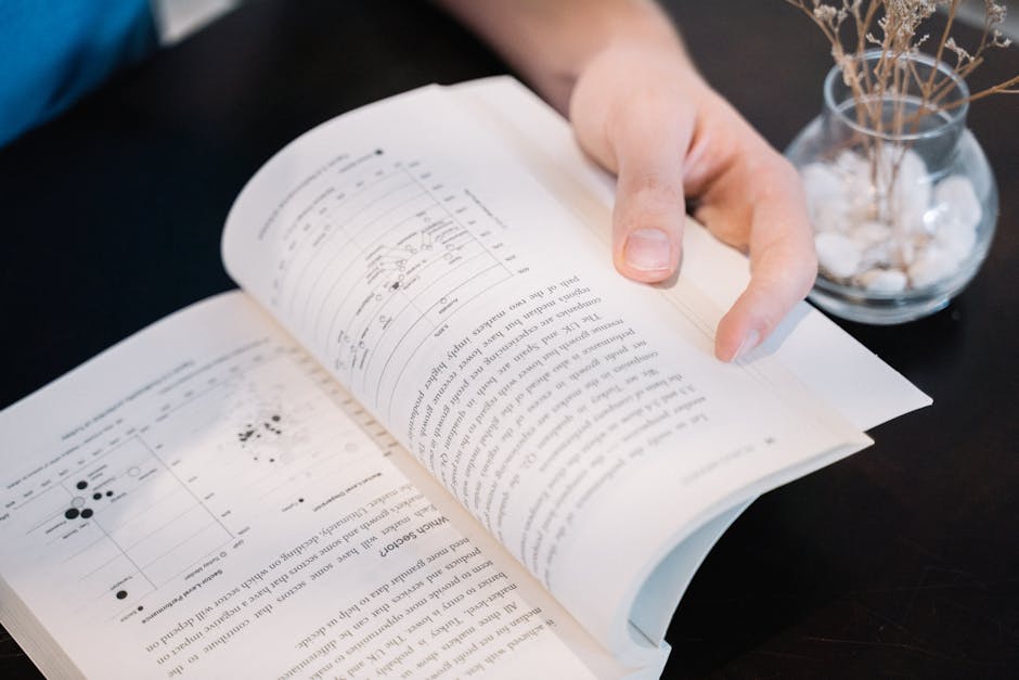 Libro aperto con grafici e testo sull'importanza dell'educazione sessuale e del consenso informato nel contesto politico attuale.