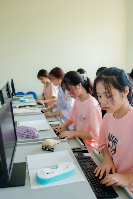 Studentesse universitarie greche al computer: implicazioni della riforma per il ranking degli atenei e la gestione degli studenti fuori corso.