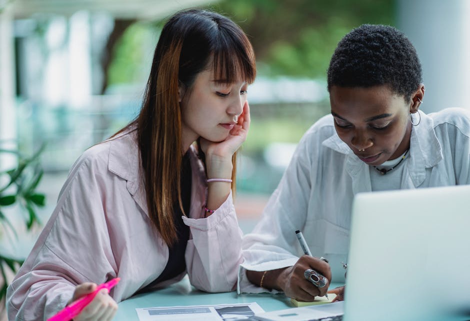 Studentesse preparano Alpha Test Medicina online: simulazioni e strategie per il successo al test di ammissione.