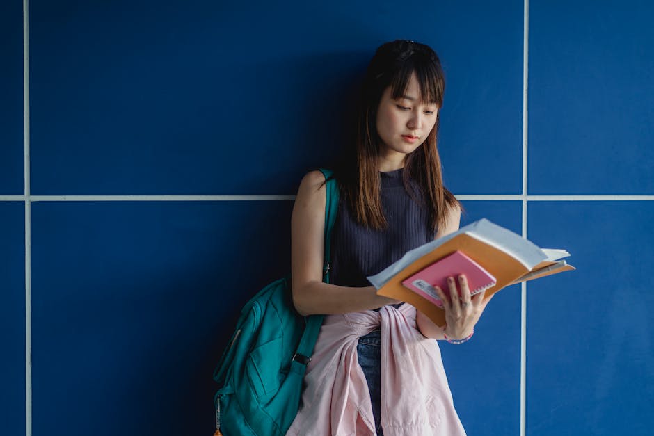 Studentessa con zaino e libri: consigli per preparare lo zaino correttamente ed evitare il mal di schiena. Guida completa.