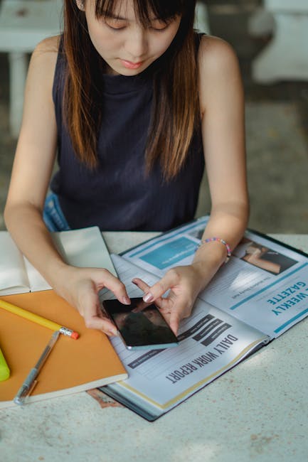 Studentessa usa smartphone per compiti: ChatGPT e risparmio di tempo, rischio pigrizia e dipendenza da IA nell'istruzione