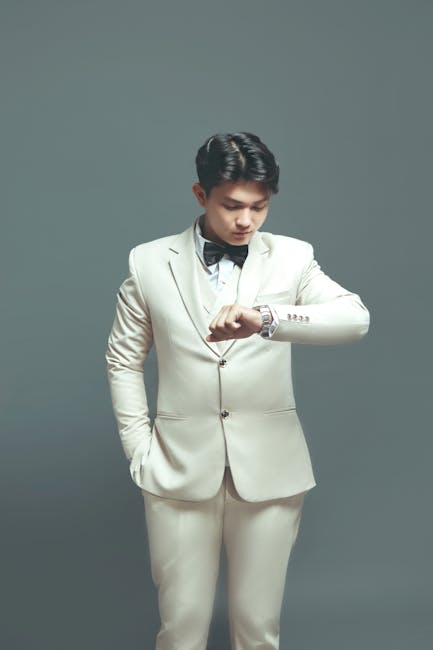 Uomo in abito elegante controlla l'ora, metafora del risparmio di tempo nella preparazione delle verifiche con l'IA