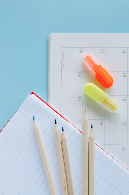 Calendario scolastico con evidenziatori e quaderno, riflessione sul ruolo della scuola come babysitteraggio e necessità di revisione