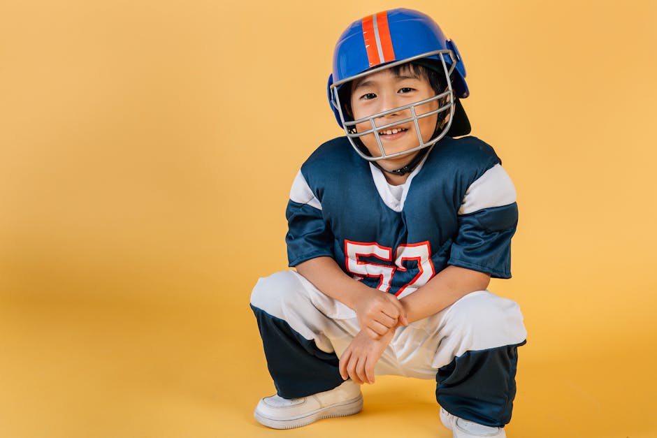 Bambino asiatico sorridente con casco da football americano, riflessioni sull'infanzia e screening neuropsichiatrici a Novara