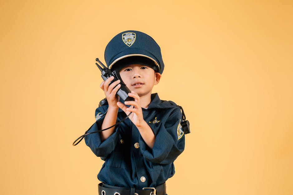 Bambino vestito da poliziotto con walkie-talkie, simbolo di sicurezza e protezione nelle scuole per il futuro dei bambini.
