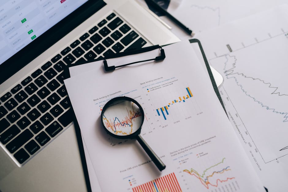 Analisi dati INAIL 2025: grafici e statistiche infortuni lavoro e scuola, lente d'ingrandimento su trend e cause, focus prevenzione e sicurezza.