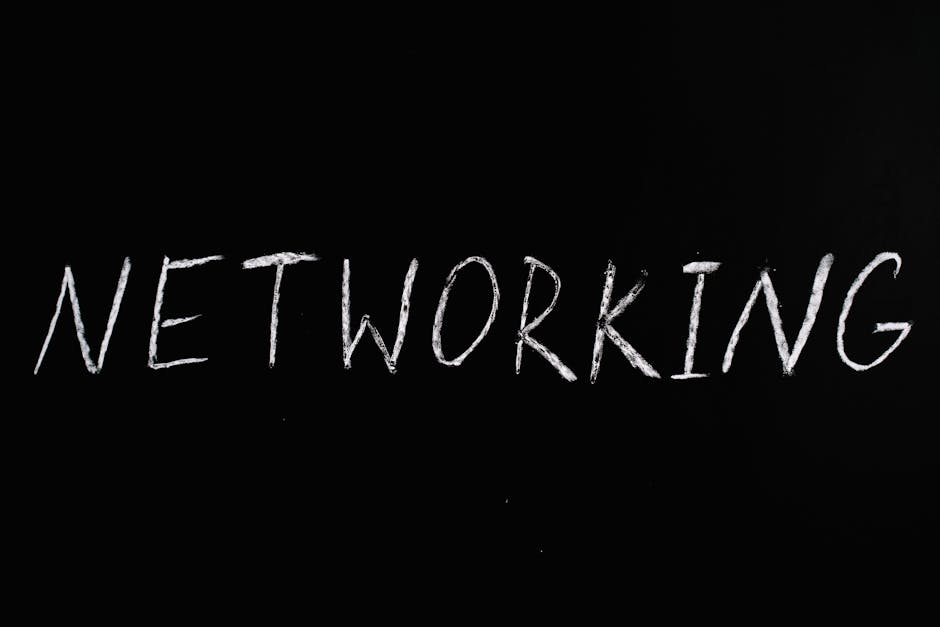 Networking tra genitori e scuola: lavagna con la parola networking scritta in gesso bianco, simbolo di collaborazione e legame efficace.