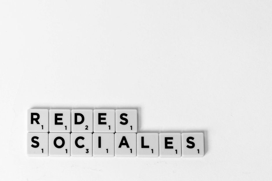 Libertà di espressione e social network: i confini giuridici per i docenti tra diritto costituzionale e doveri di decoro