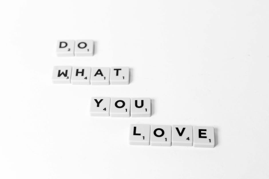 Calcolatrice logaritmo: visualizzazione 'Do What You Love' con tessere di Scrabble per ispirare la passione nel calcolo logaritmico