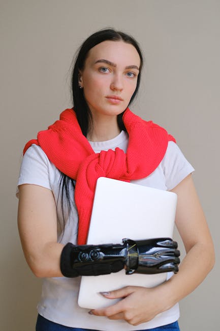 Giovane donna con protesi al braccio e laptop: inclusività e innovazione nell'Accademia Militare del futuro