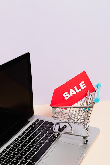 Calcolo percentuale sconto: carrello spesa con cartello SALE su laptop, guida definitiva per risparmiare negli acquisti online.