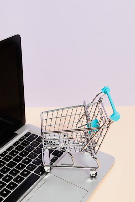 Carrello della spesa su laptop: sicurezza online e acquisti sicuri per il Safer Internet Day 2026 e la Costituzione Digitale.
