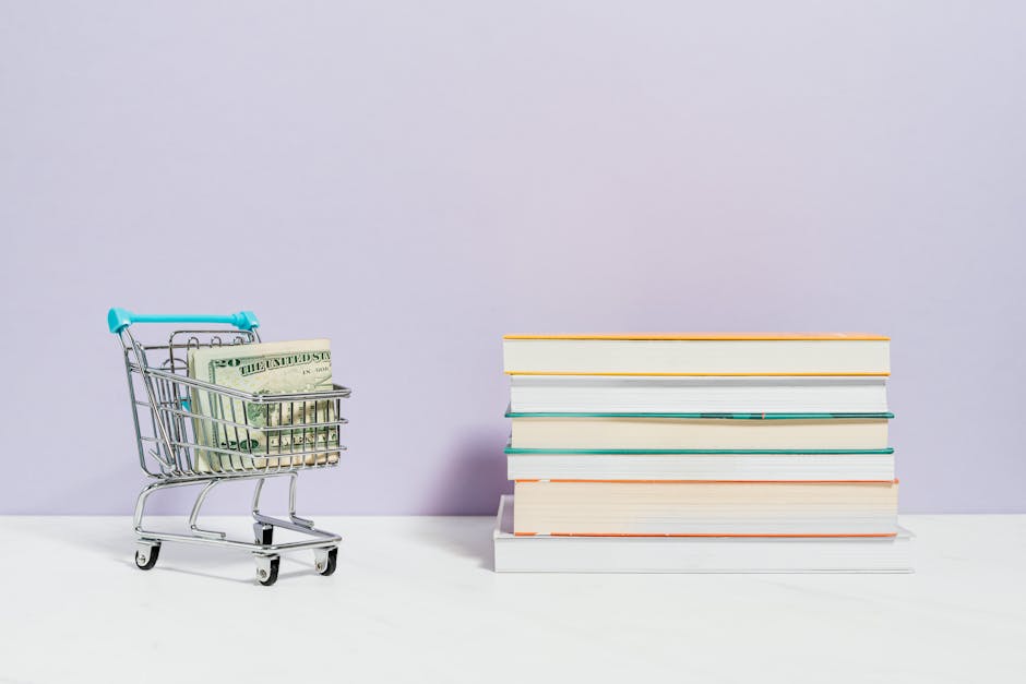 Carrello della spesa con banconote e pila di libri di testo usati: risparmiare sull'acquisto dei libri per le scuole medie.