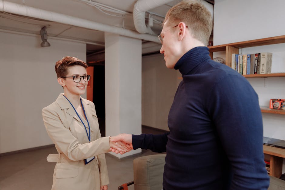 Due professionisti si stringono la mano, simbolo di una strategia di successo e collaborazione nel mondo del lavoro moderno.