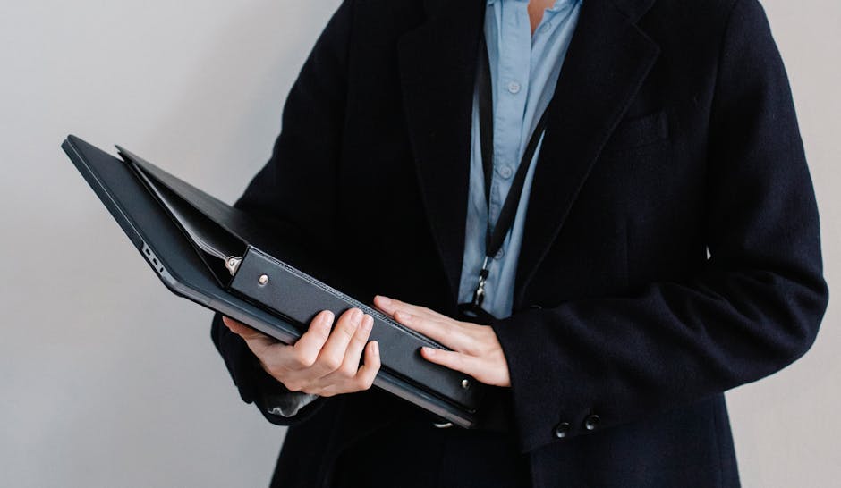 Personale ATA scuole italiane: immagine di una persona che tiene un raccoglitore, simbolo del lavoro amministrativo e burocratico.