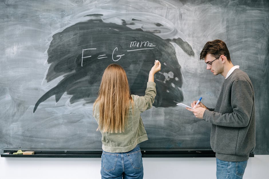 Studenti collaborano alla lavagna: un approccio inclusivo per studenti con dislessia e PDP per il successo scolastico.
