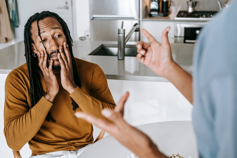 Uomo con dreadlocks che esprime conflitto interiore durante una discussione, simbolo della complessità emotiva e del Turnus Unico.