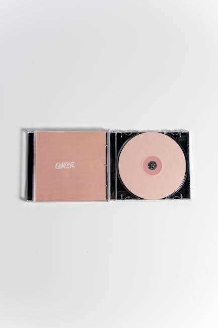 CD musicale con la parola Cancer sulla copertina, simbolo di sensibilizzazione e supporto nei progetti di promozione della salute.
