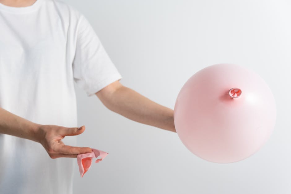 Palloncino rosa sgonfio simbolo della prevenzione del tumore al seno durante Corri per la Vita 2025 tra studenti e docenti