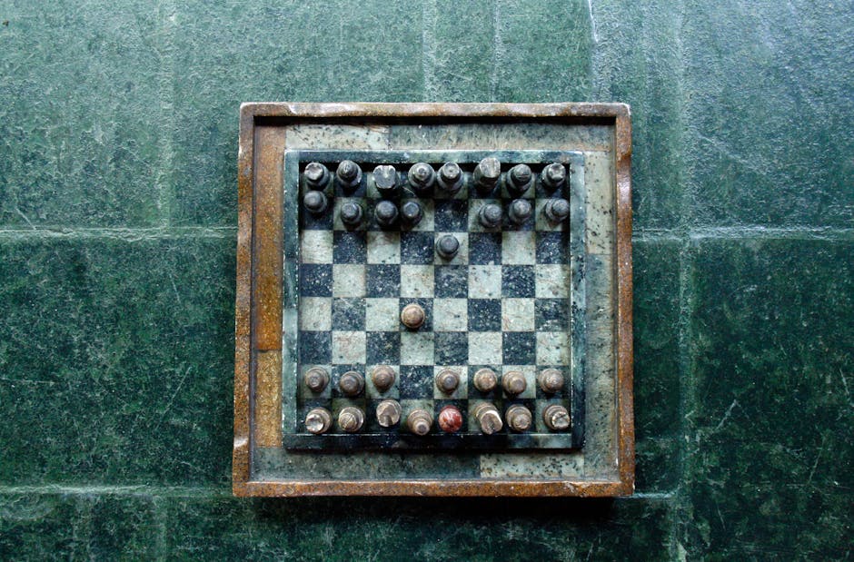 Scacchiera in pietra su sfondo verde marmorizzato, un'idea creativa per ottimizzare lo spazio in 10 metri quadrati.