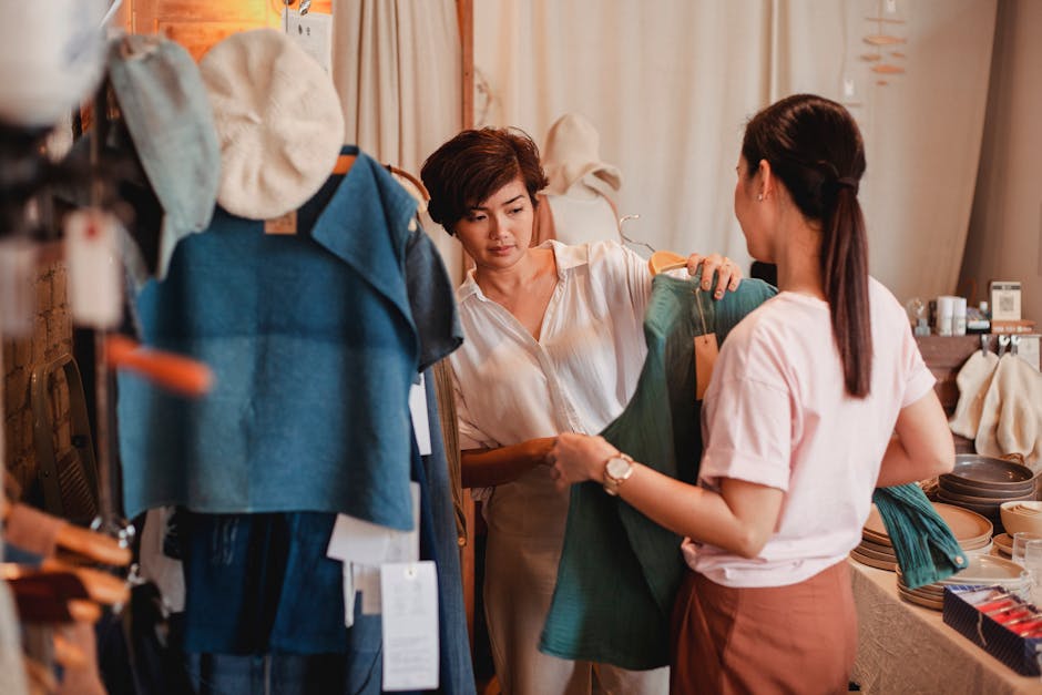 Consulenza personalizzata per prestiti e assicurazioni: commessa aiuta cliente a scegliere abbigliamento in negozio di artigianato locale.