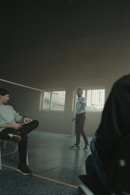 Ambiente di apprendimento collaborativo: studenti interagiscono in uno spazio condiviso, promuovendo emozioni positive e scambio di idee.