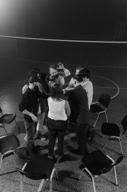 Gruppo di persone in cerchio che interagiscono, metafora di dinamiche relazionali e regole di convivenza per migliorare i rapporti interpersonali.