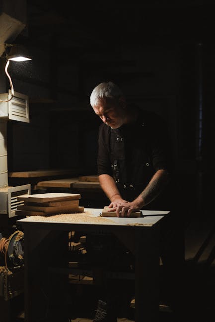 Andy Wa al lavoro: la passione artigianale che dà vita a creazioni uniche, espressione di arte e dedizione nel suo laboratorio.