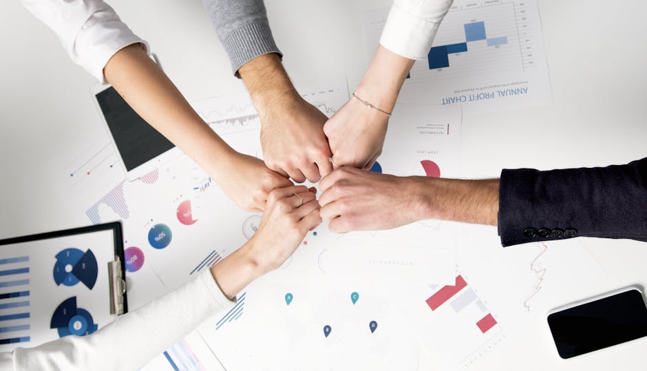 Team di lavoro unito sopra grafici e dati, simbolo di collaborazione e innovazione nella gestione dati con Avnet Abacus